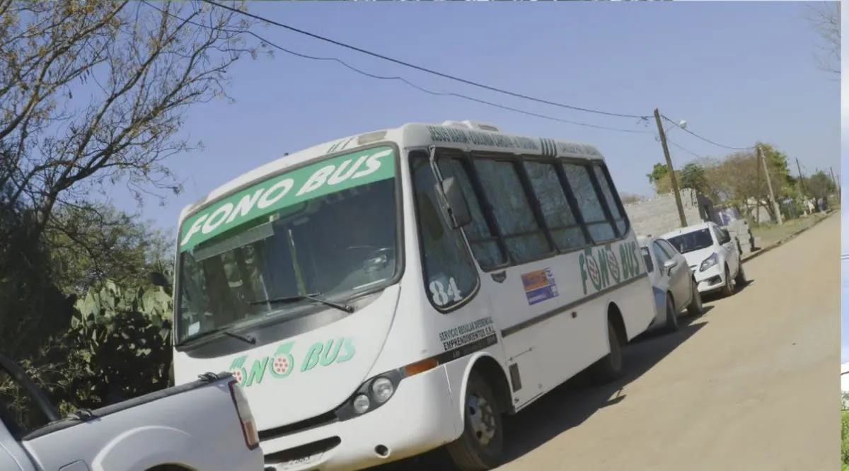 Minibús estacionado en una calle de tierra de Las Arrias