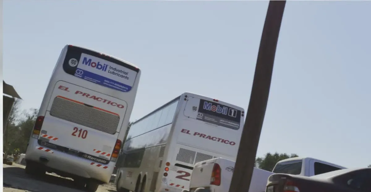 Colectivos de larga distancia estacionados en Las Arrias en 2015