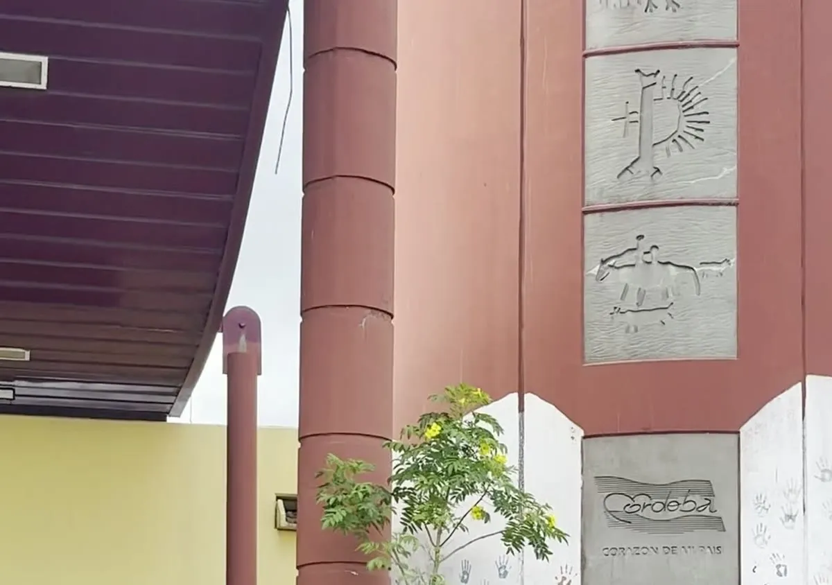 Edificio escolar de Las Arrias con su torre de ladrillo